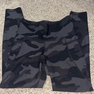 Old Navy Black & Gray Camo High-Waist Leggings
